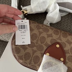 Women’s coach beat shoulder bag signature canvas and horse and carriage print